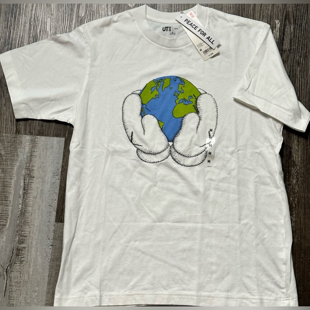 🔥 KAWS WORLD T-SHIRT 🤩 SIZE MEDIUM 🔥